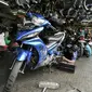 Seorang montir tengah memperbaiki mesin motor di kawasan Pasar Minggu, Jakarta, Kamis (30/6). Jelang mudik Lebaran menjadi rezeki tersendiri untuk pekerja jasa servis motor. (Liputan6.com/Yoppy Renato)