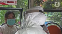 Pasien Covid-19 berada di dalam bus sekolah di Puskesmas Kecamatan Ciracas, Jakarta, Kamis (10/06/2021). Kasus positif di Jakarta bertambah 2.096 orang, sehingga total kasus positif bertambah menjadi 440.554 orang. (Liputan6.com/Herman Zakharia)