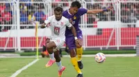 Yakob Sayuri jadi penentu kemenangan Malut United FC atas Persik 2-1 di Stadion Gelora Kie Raha Ternate, Sabtu (25/1/2025). (Bola.com/Gatot Sumitro)