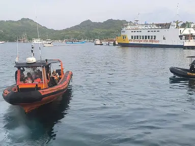 Foto yang dirilis pada 27 Desember 2025 oleh Badan Nasional Pencarian dan Penyelamatan Indonesia (BASARNAS) Labuan Bajo ini menunjukkan anggota tim pencarian dan penyelamatan bersiap mencari wisatawan asing yang hilang di perairan Pulau Padar, Labuan Bajo, Nusa Tenggara Timur, setelah sebuah kapal wisata mengalami kerusakan mesin dan tenggelam. Sebuah kapal wisata dilaporkan tenggelam di perairan Selat Padar, Taman Nasional Komodo, Labuan Bajo, Nusa Tenggara Timur, pada Jumat malam (26/12/2025) sekitar pukul 21.00 WITA. (Handout/BASARNAS/AFP)