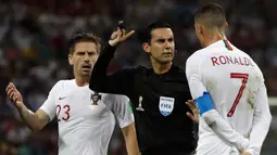 Penyerang Portugal, Cristiano Ronaldo memprotes wasit saat pertandingan melawan Uruguay pada babak 16 besar Piala Dunia 2018 di Stadion Fisht, Sochi, Rusia (30/6). Uruguay menang tipis atas Portugal 2-1. (AP Photo/Themba Hadebe)