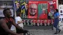 Handuk bergambar Presiden Brasil Jair Bolsonaro (kiri) dan mantan Presiden Brasil Luiz Inacio da Silva atau Lula digantung untuk dijual menjelang pemilihan umum presiden di Rio de Janeiro, Brasil, 27 Juli 2022. Pemilihan umum presiden di Brasil ditetapkan pada 2 Oktober 2022. (AP Photo/Silvia Izquierdo)