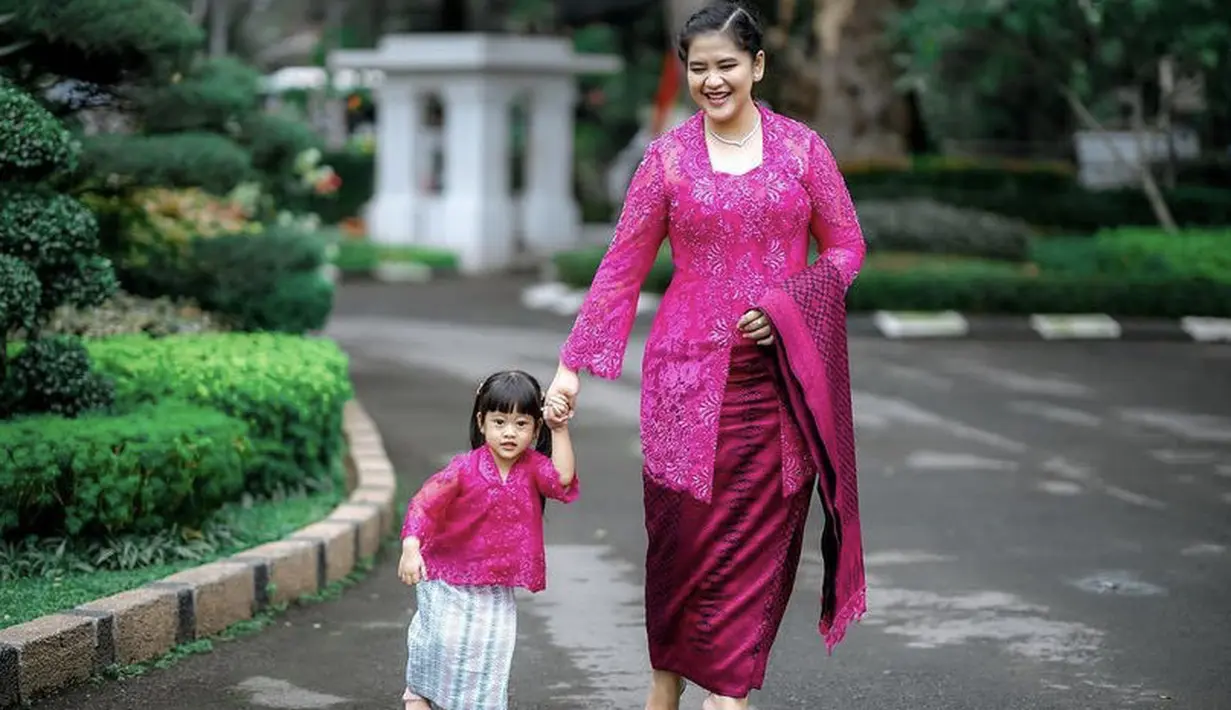 Kahiyang Ayu Istri walikota Medan tampak mengenakan kebaya kutu baru warna magentadengan selendang dan kain bawahan serupa. Serasi dengan sang anak. @ayanggkahiyang