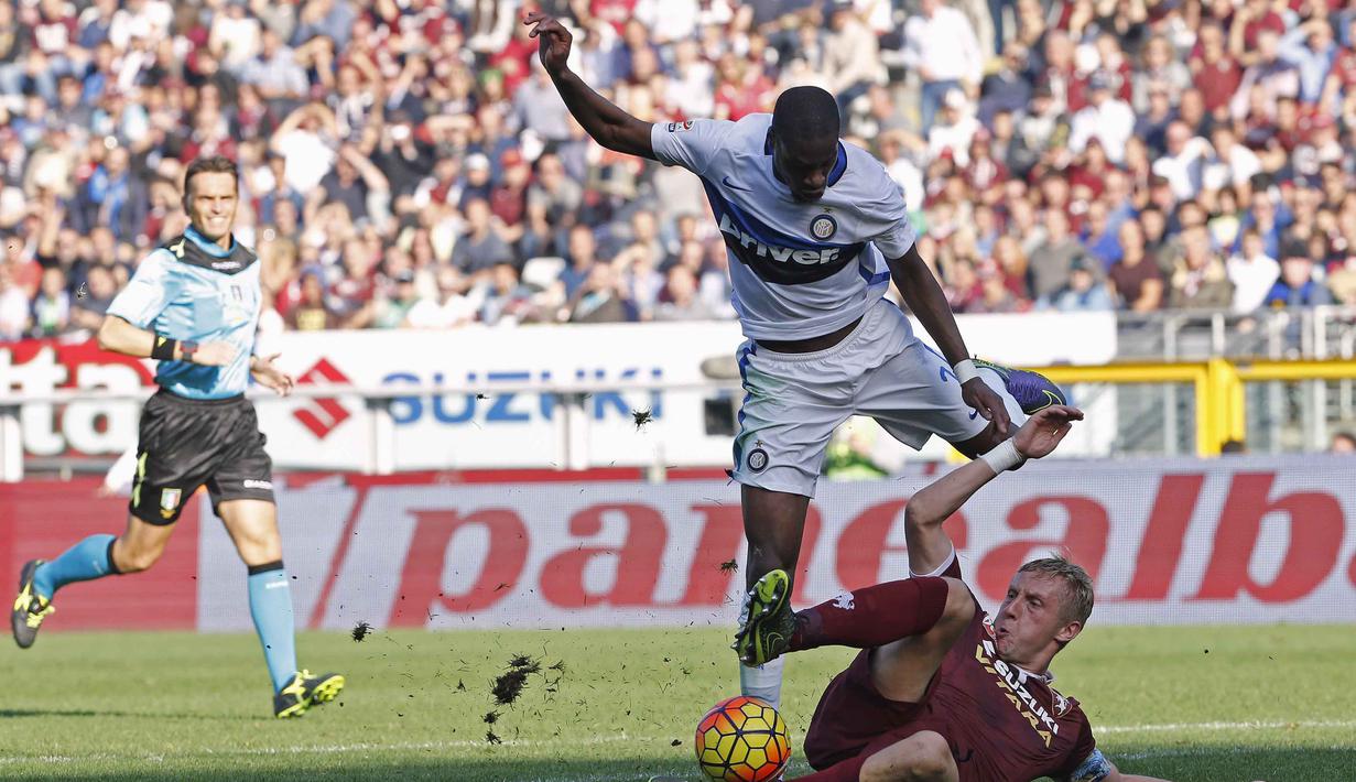 Pemain Inter Milan Geoffrey Kondogbia menghidar dari sapuan pemain Torino Kamil Glik pada lanjutan Liga Italia Serie A di Stadion Olympic, Turin, MInggu (8/11/2015) WIB. (REUTERS/Giampiero Sposito) 