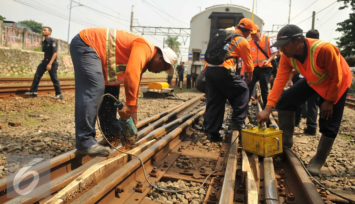 Petugas memperbaiki rel kereta di Stasiun Tanah Abang, Jakarta, Kamis (10/3). Kereta Api Senja Utama Solo anjlok saat hendak menuju Stasiun Tanah Abang untuk parkir. (Liputan6.com/Gempur M Surya)