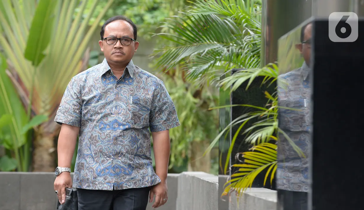 Direktur Utama PT Waskita Beton Precast Jarot Subana tiba di Gedung KPK, Jakarta, Rabu (5/2/2020). Jarot diperiksa untuk tersangka mantan Kepala Divisi II PT Waskita Karya Fathor Rachman dalam kasus dugaan korupsi pengerjaan subkontraktor 24 proyek fiktif. (merdeka.com/Dwi Narwoko)