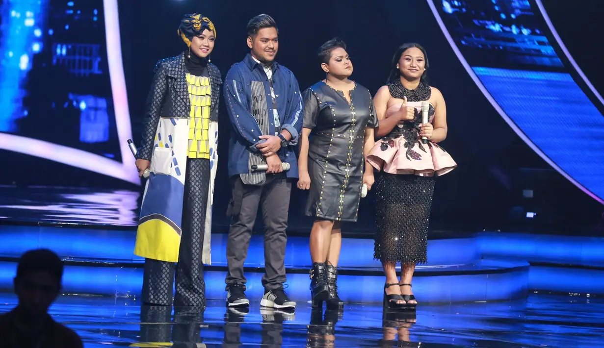 Suasana panggung menjadi tegang ketika memasuki babak pengumuman di akhir acara. Keempat kontestan dengan perasaan deg-degan pastinya mendengarkan Daniel Mananta mengenai siapa saja yang berada di posisi tidak aman. (Adrian Putra/Bintang.com)