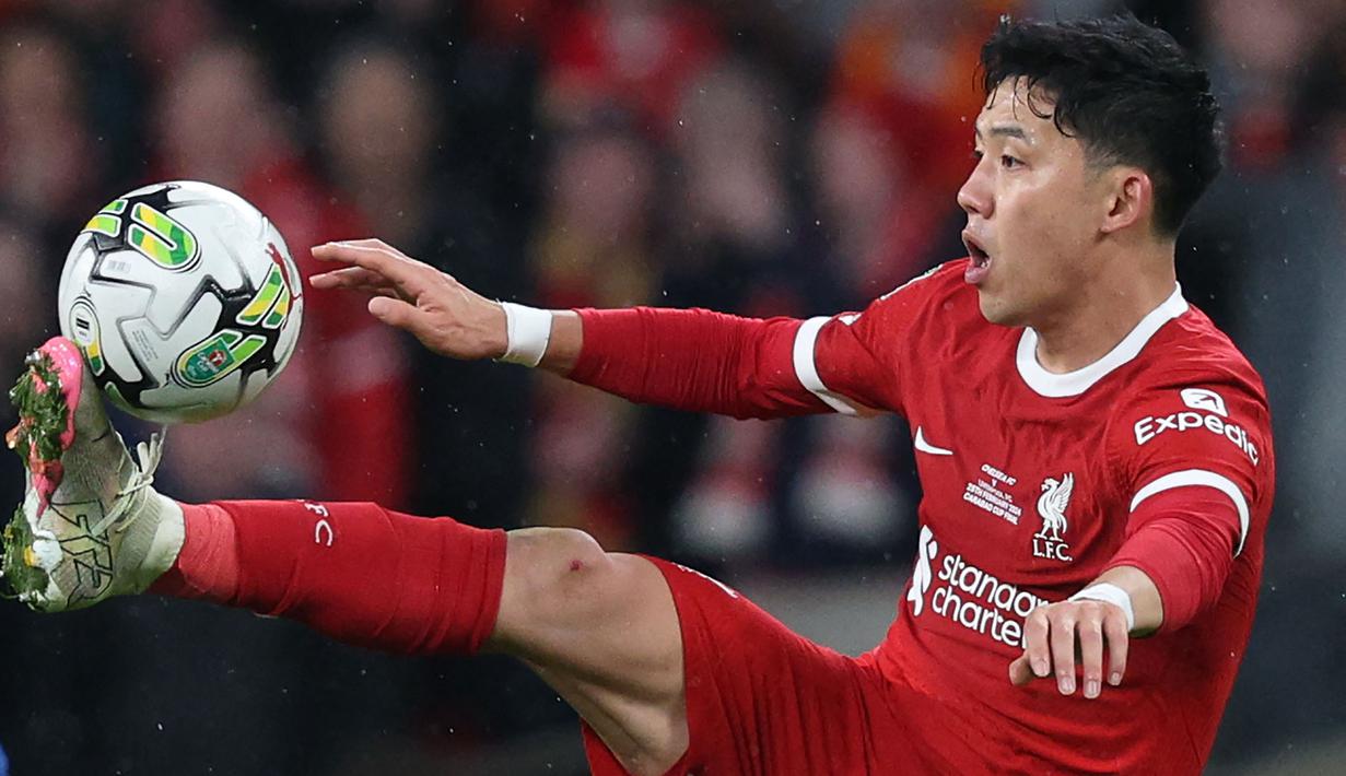 Gelandang Jepang, Wataru Endo menjadi pemain Asia teranyar alias kelima yang mampu menjuarai Piala Liga Inggris. Ia menjadi suksesor Takumi Minamino di Liverpool setelah turut membawa Liverpool menjuarai Piala Liga Inggris 2023/2024 setelah mengalahkan Chelsea 1-0 di laga final lewat perpanjangan waktu. (AFP/Adrian Dennis)