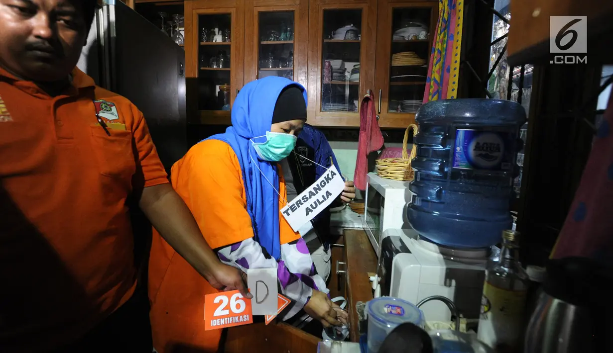 Tersangka Aulia Kesuma saat rekonstruksi pembunuhan suami dan anak tirinya di Jalan Lebak Bulus 1, Cilandak, Jakarta Selatan, Kamis (5/9/2019). Aulia mencampur obat tidur ke dalam minuman yang diberikan kepada para korban. (merdeka.com/Arie Basuki)