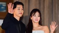 Kabarnya Song Joong Ki langsung mengajak Song Hye Kyo menikah. Lantaran Song Hye Kyo sempat mengalami trauma saat berpacaran dengan aktor tampan. (Foto: Soompi.com)