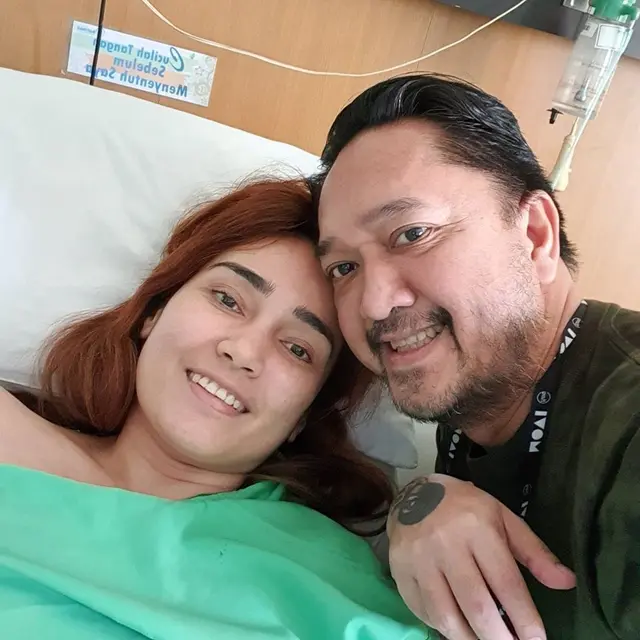 6 Potret Setia Franky Sihombing Temani Feby Febiola Jalani Perawatan