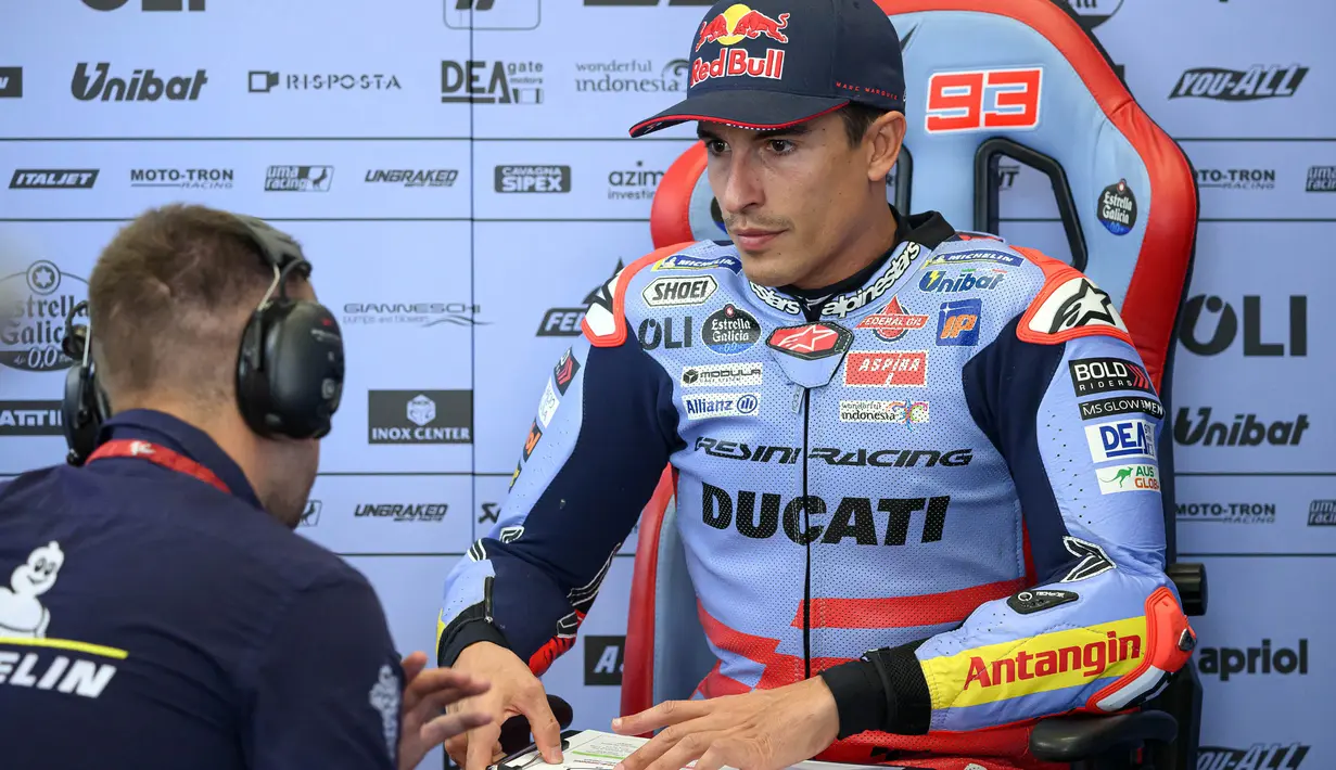 Pembalap Gresini Racing MotoGP asal Spanyol, Marc Marquez menyimak arahan sebelum dimulainya sesi latihan kedua MotoGP Austria di arena balap Red Bull Ring di Spielberg, Austria, 16 Agustus 2024. (Jure Makovec/AFP)