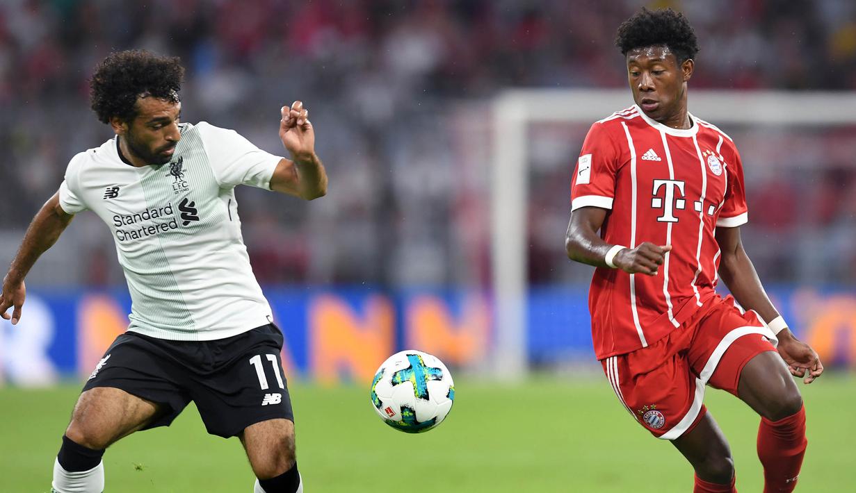 Gelandang Liverpool, Mohamed Salah, berebut bola dengan bek Bayern Munchen, David Alaba, pada laga Audi Cup di Stadion Allianz Arena, Munchen, Selasa (1/8/2017). Munchen kalah 0-3 dari Liverpool. (AFP/Christof Stache)