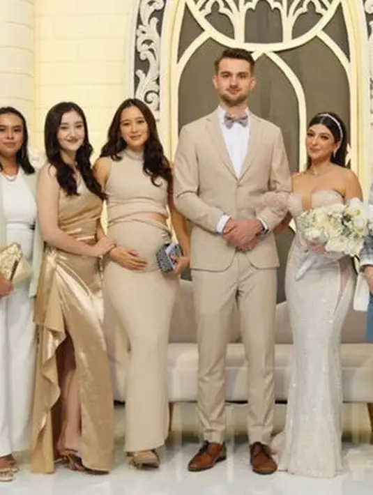 Laura Theux hadir dengan setelan waena coklat dengan atasan halter neck sleeveless dan rok panjang menampilkan baby bumpunya. [@rantymaria]