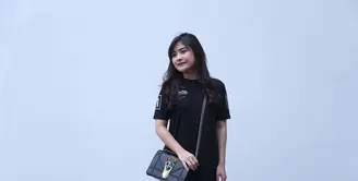 Aktris sekaligus penyanyi wanita Prilly Latuconsina dikabarkan hendak menggelar mini konser. Rencananya Prilly akan membawakan 10-11 lagu dalam mini konsernya nanti. (Nurwahyunan/Bintang.com)