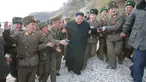 Foto yang dirilis kantor berita KCNA di Pyongyang pada Jumat (11/11), Pemimpin Korea Utara Kim Jong Un saat melakukan inspeksi di sebuah detasemen pertahanan di Pulau Mahap, sektor depan Korea Utara. (REUTERS/KCNA)