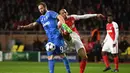 Striker Juventus, Gonzalo Higuain, berebut bola dengan bek Monaco, Fabinho, pada laga Liga Champions di Stadion Stade Louis II, Monaco, Rabu (3/5/2017). Monaco kalah 0-2 dari Juventus. (AFP/Boris Horvat)