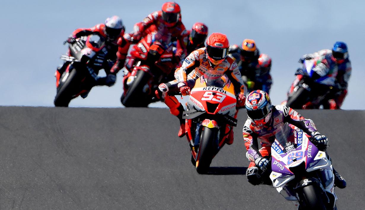 Mengawali balapan dari posisi ketiga, Pecco sempat turun dua posisi akibat masalah pada front holeshot device-nya ketika start. Pebalap asal Italia itu akhirnya mampu kembali ke posisi semula melalui manuver agresifnya. (AFP/Paul Crock)