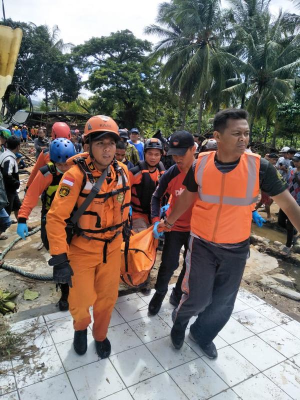 Nampak regu tim Basarnas Jawa Barat tengah sibuk menolong para jenazah korban tsunami Selat Sunda (Liputan6.com/Jayadi Supriadin)