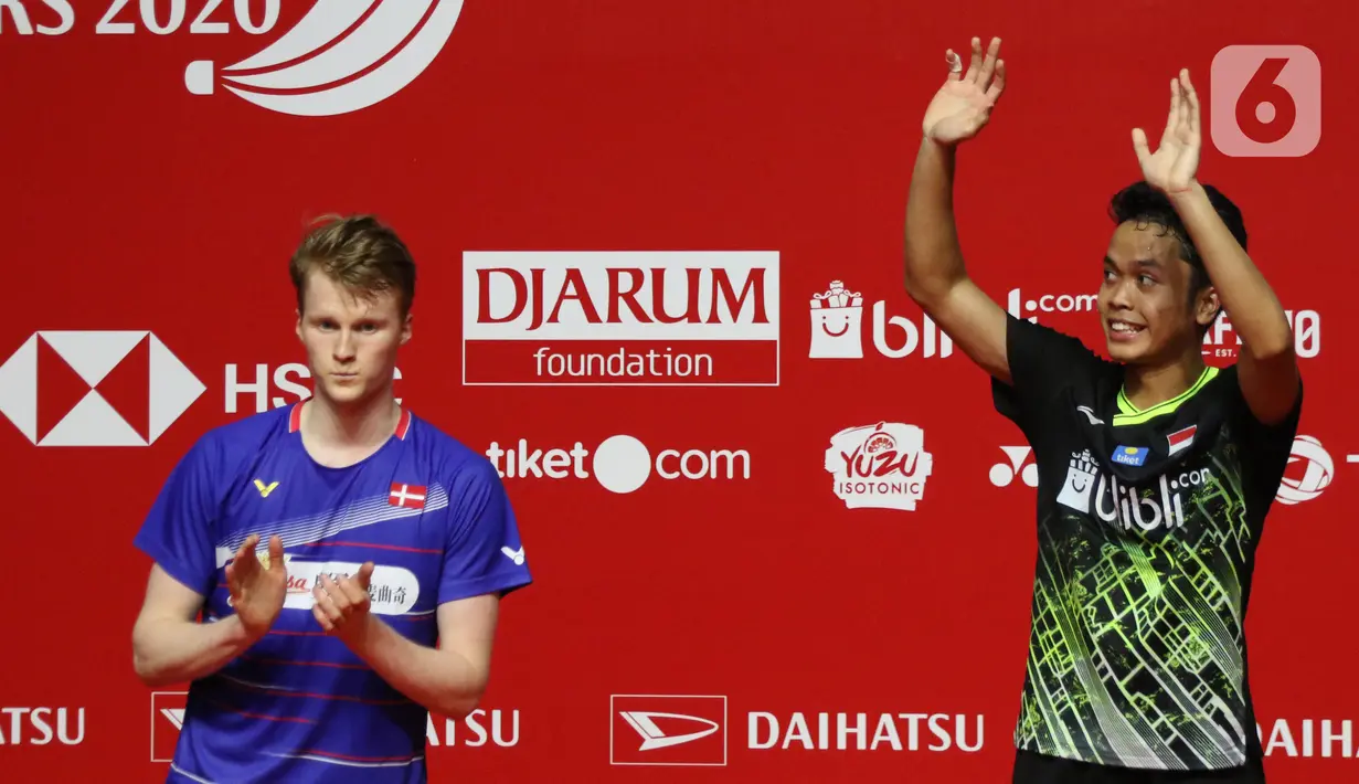 Pebulutangkis Indonesia, Anthony Sinisuka Ginting (kanan) bersama Anders Antonsen (Denmark) usai final tunggal putra Indonesia Masters 2020 di Istora GBK, Jakarta, MInggu (19/1/2020). Anthony Sinisuka Ginting unggul 17-21 21-15 21-9. (Liputan6.com/Helmi Fithriansyah)