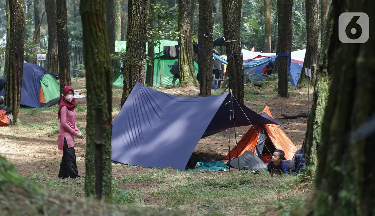 Pengunjung saat berada di lokasi perkemahan Curug Hiji, Bogor, Minggu (5/9/2021). Meski Kabupaten Bogor masih dalam masa PPKM level 3, sejumlah lokasi wisata luar ruangan mulai ramai dikunjungi pengunjung. (Liputan6.com/Helmi Fithriansyah)
