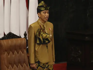 Presiden Joko Widodo dengan baju adat suku Sasak NTB menghadiri Sidang Bersama DPD-DPR di Kompleks Parlemen, Senayan, Jakarta, Jumat (16/8/2019). Setelah sidang tahunan MPR 2019 berakhir, agenda berlanjut ke sidang bersama DPD-DPR. (Liputan6.com/Johan Tallo)