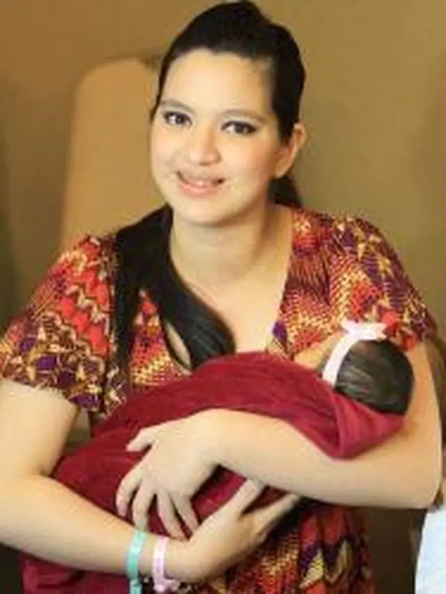 6 Transformasi Kebersamaan Nia Ramadhani dan Mikhayla dari Bayi Hingga Kini