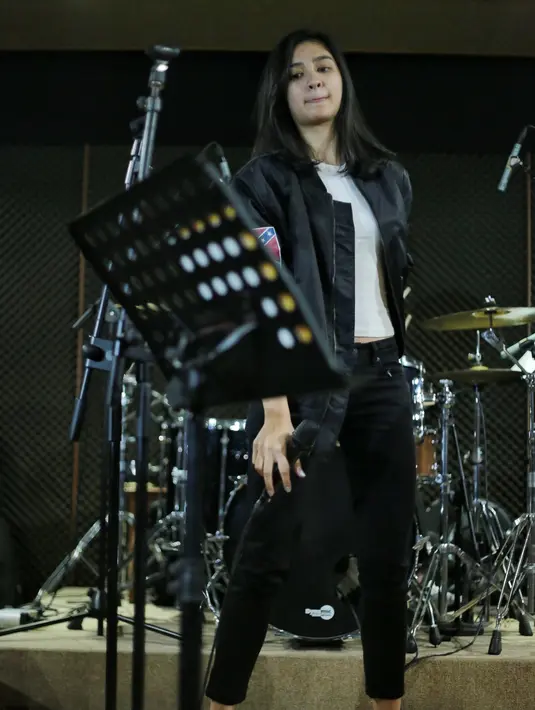 Bintang film Critical Eleven saat mengikuti latihan di Studio ABBE, Gandaria, Jakarta Selatan, Selasa (6/2/2018). (Adrian Putra/Bintang.com)