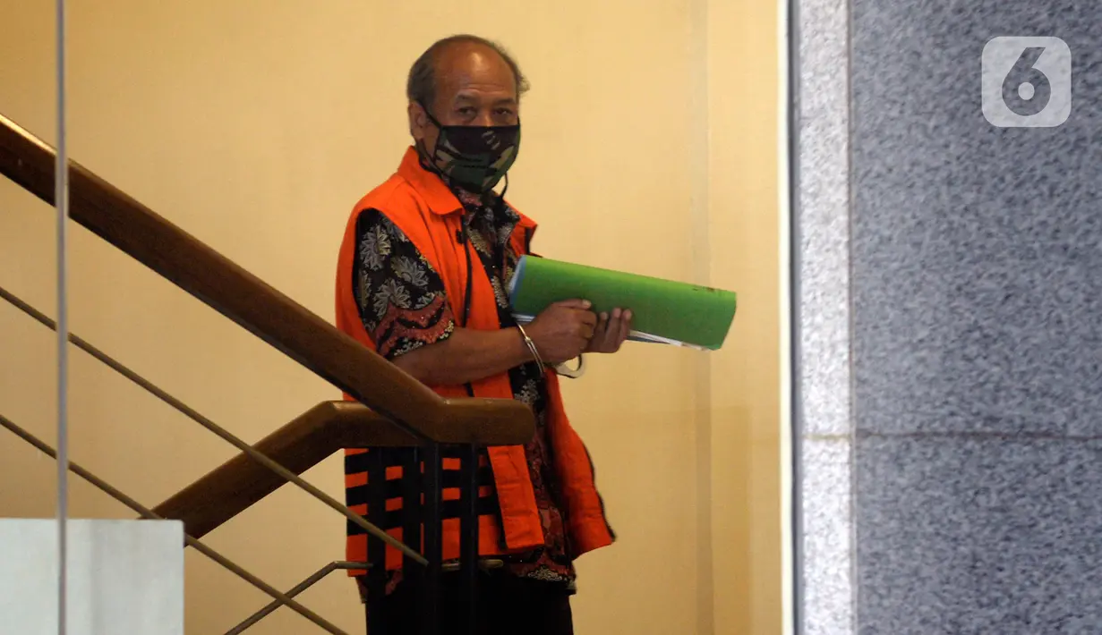 Mantan anggota DPRD Kota Bandung, Kadar Slamet akan menandatangani surat perpanjangan penahanan di Gedung KPK, Jakarta, Rabu (13/5/2020). Kadar tertangkap terkait dugaan korupsi pengadaan tanah untuk RTH di lingkungan Pemerintah Kota Bandung Tahun 2012-2013. (merdeka.com/Dwi Narwoko)