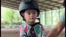 Demi keamanan, baby Guzel juga mengenakan helm untuk pelindung kepalanya.Helm yang dikenakan baby Guzel tampak kebesaran. Meski demikian, ia tampak nyaman saat keliling. [Instagram/marginw]