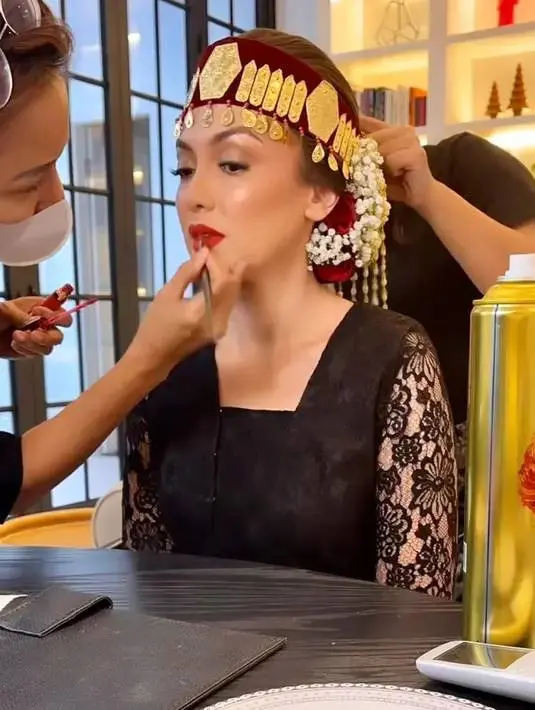 Upacara mangadati yang dijalani Rianti Cartwright (Sumber: Instagram/riantic)