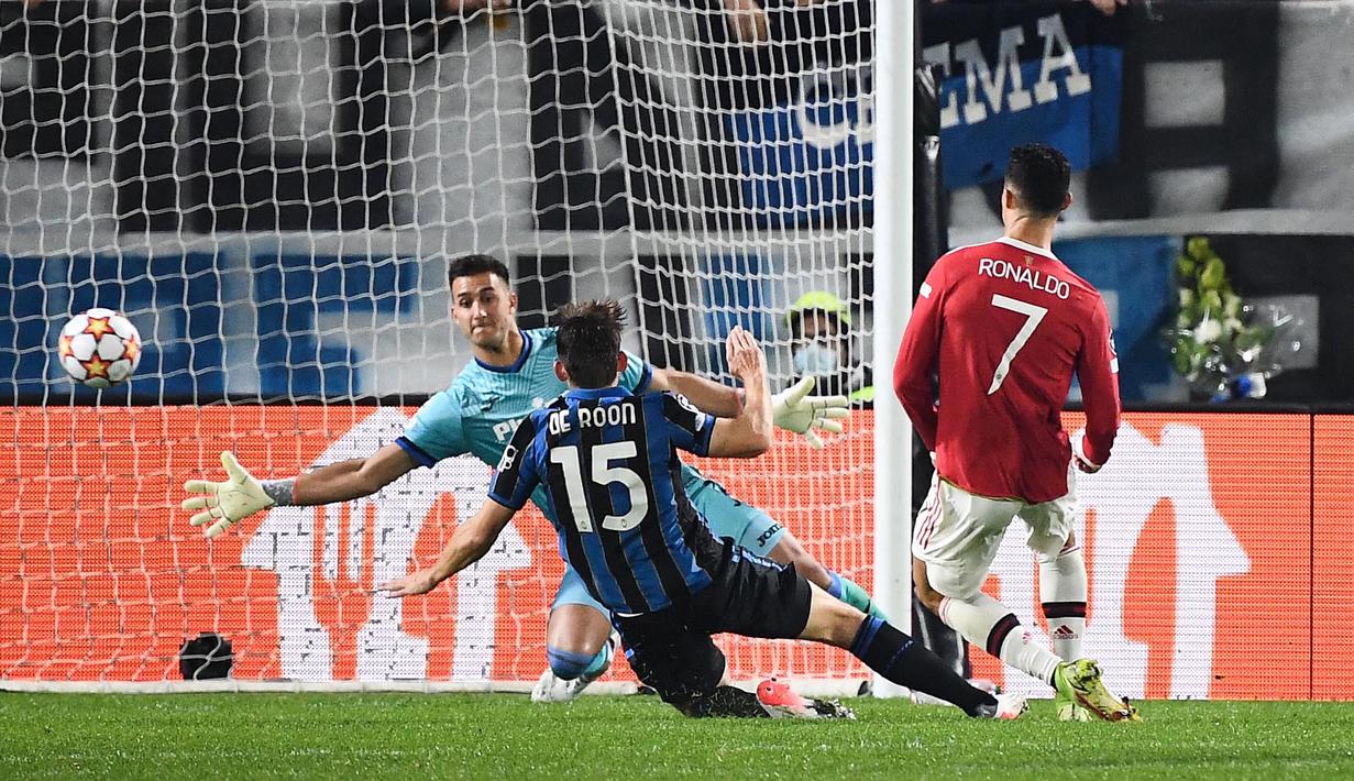 Ketika pertandingan tampak akan berakhir dengan kemenangan untuk Atalanta, Ronaldo muncul sebagai penyelamat Manchester United. Bola hasil tendangan keras Ronaldo pada menit ke-90+1 menghujam deras gawang Atalanta. (AFP/Marco Bertorello)