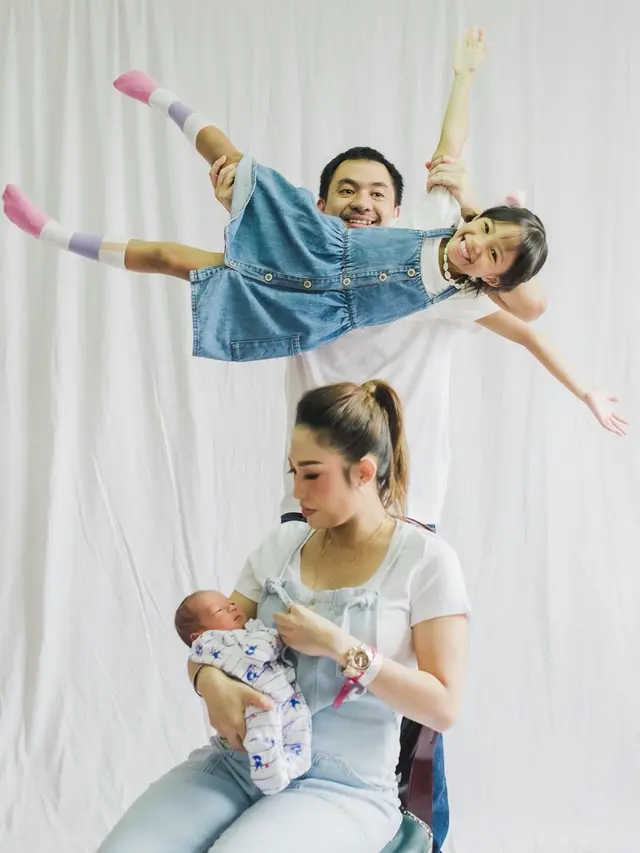 7 Potret Terbaru Ayu Dewi Paska Melahirkan Anak Ketiga