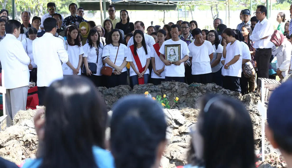 Keluarga dan kerabat korban bom gereja Surabaya menghadiri pemakaman Martha Djumani di komplek Taman Makam Keputih, Surabaya, Rabu (16/5). Martha merupakan korban bom bunuh diri di Gereja Pantekosta Pusat Surabaya Minggu (13/5) lalu. (AP/Achmad Ibrahim)