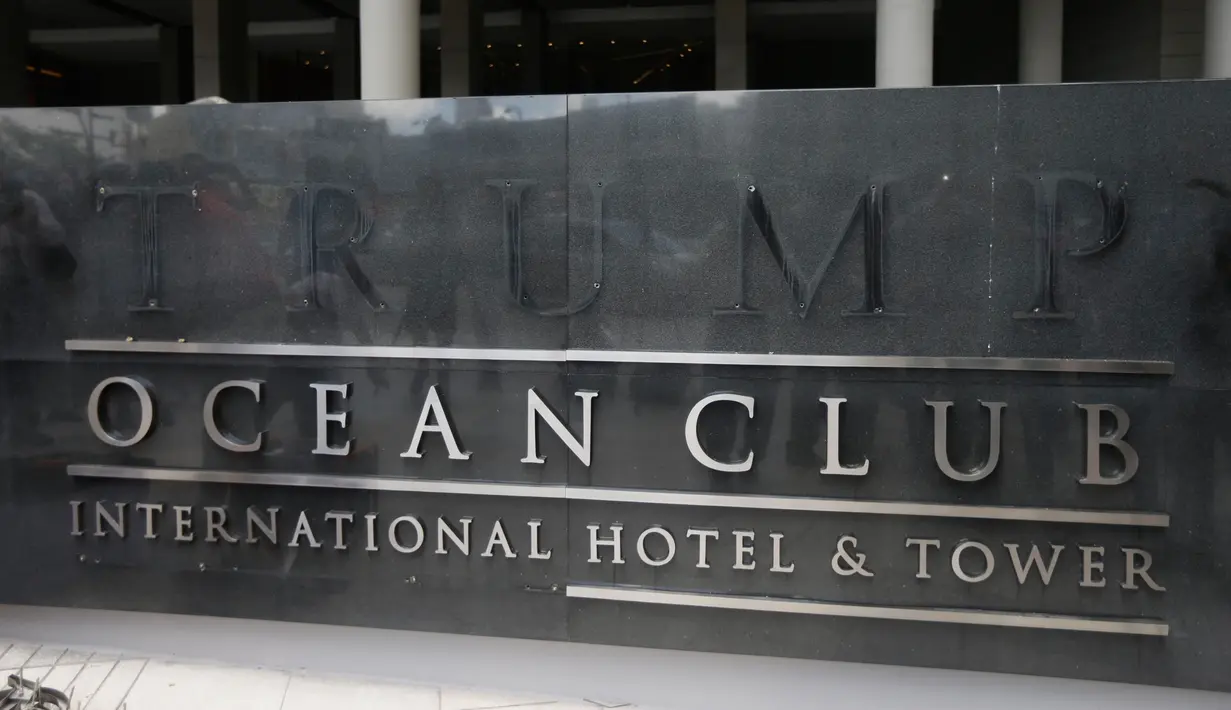 Logo 'Trump' dicopot dari papan hotel Ocean Club International Hotel and Tower di Panama, Senin (5/3). Keputusan bermula dari gugatan pemilik mayoritas hotel itu, yang telah berjuang mendapatkan kembali kendali atas properti tersebut. (AP/Arnulfo Franco)