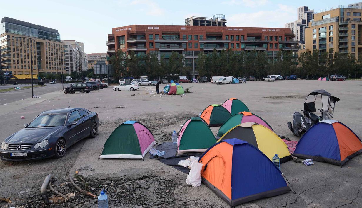 Serangan udara Israel telah menghantam sejumlah permukiman di distrik Baabda dan Dahiyeh, pinggiran selatan Beirut, Lebanon. Tampak dalam foto, para pengungsi yang melarikan diri dari serangan udara Israel di Dahiyeh, pinggiran selatan Beirut, tidur di tenda-tenda mereka di Beirut, Lebanon, Sabtu 7 Maret 2026. (AP Photo/Bilal Hussein)