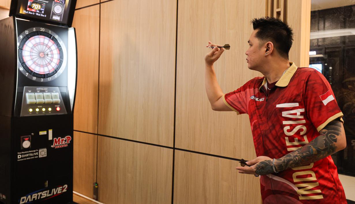Pemain darts profesional Indonesia atau dikenal sebagai "raja terakhir darts", Tirta Suparjo, saat peluncuran Darts Station di lantai F7 FX Sudirman, Senayan, Jakarta pada Sabtu (15/11/2025). Persatuan Olahraga Darts Indonesia (PORADI) menggandeng PT Mitra Media Integrasi (MIX Network) sebagai pemegang lisensi eksklusif Dartslive di Indonesia untuk menghadirkan Darts Station. (Bola.com/Abdul Aziz)