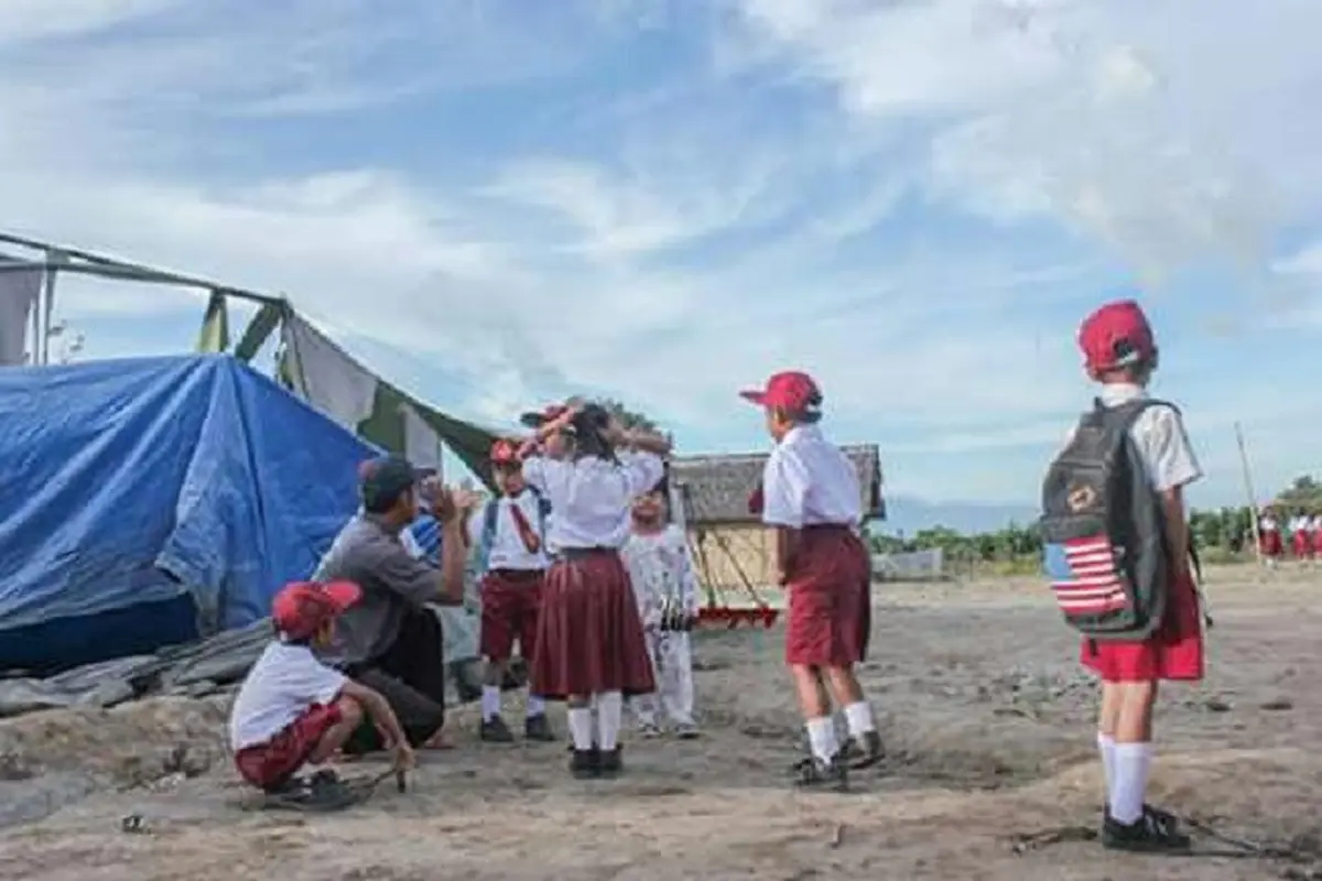 Siswa Korban Sinabung Berpanas-panasan di Hari Pertama Sekolah