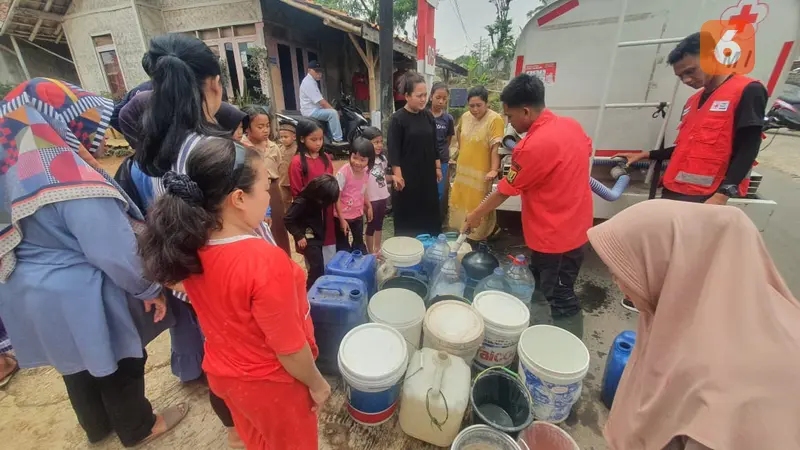 Warga saat mengantri bantuan air bersih dari PMI Kabupaten Sukabumi, di Kecamatan Nyalindung Kabupaten Sukabumi (Liputan6.com/Fira Syahrin).