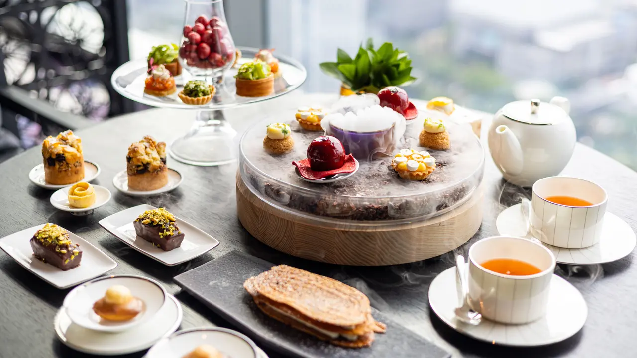 Uniknya Afternoon Tea dengan Sajian Kue Cantik Multisensori yang Menyenangkan