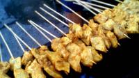 Di kota Denpasar, Bali,  ada sate susu yang merupakan makanan khas bulan Ramadan di sana. Sate susu yang terbuat dari payudara sapi ini dipercaya punya khasiat untuk menambah stamina, seperti minum susu. (Istimewa)