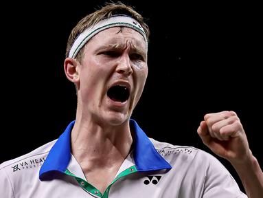 Pebulutangkis Denmark, Viktor Axelsen, melakukan selebrasi usai menaklukkan wakil Indonesia, Anthony Ginting, pada laga Thailand Open di Impact Arena, Sabtu (16/1/2021). Ginting takluk dengan skor 19-21, 21-13, dan 21-12. (AFP/BADMINTON ASSOCIATION OF THAILAND)
