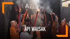 Sejumlah umat Budha berkumpul di wisata api abadi Mrapen, untuk melakukan ritual pengambilan api, dalam rangkaian perayaan hari waisak.