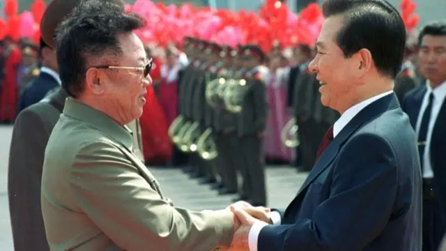 Kim Dae-jung dianugerahi Nobel Perdamaian atas upayanya mewujudkan rekonsiliasi dengan pihak Korut.