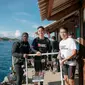 Ketua Umum PSI Kaesang Pangarep (Tengah) melakukan transplantasi trumbu Karang di Destinasi wisata Bangsring Underwater Banyuwangi (Hermawan Arifianto/Liputan6.com)