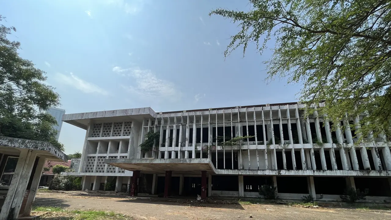 Salah satu sudut Kantor Bandara Kemayoran, Jakarta yang telah kondisinya telah dikosongkan. Diresmikan tahun 1940, gedung ini kini dikosongkan meski telah berstatus cagar budaya. (liputan6.com/Radityo Priyasmoro)