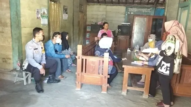 Akibat diare, dalam dua hari terakhir warga RT 05 RW 01 Desa Kemiri, Kecamatan Jepon, Blora, bertumbangan. Satu di antaranya meninggal dunia. (Foto: Liputan6.com/Ahmad Adirin)
