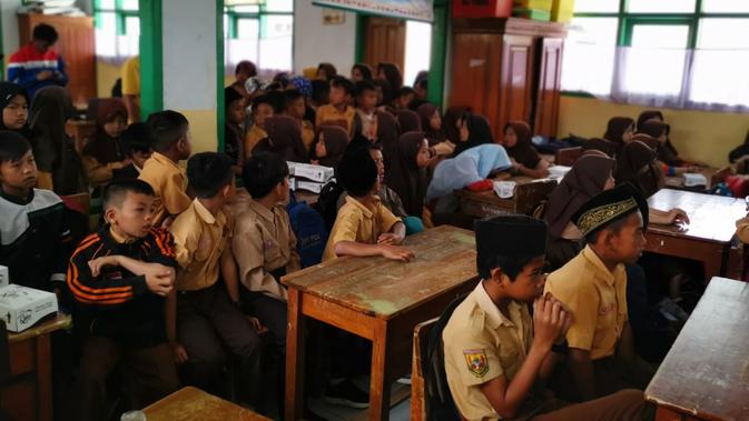 Sejumlah siswa di salah satu lembaga pendidikan di Garut, Jawa Barat (Liputan6.com/Jayadi Supriadin)