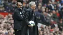 Pelatih Manchester United, Jose Mourinho, saat pertandingan melawan Wolverhampton Wanderers pada laga Premier League di Stadion Old Trafford, Sabtu (22/9/2018). Manchester United ditahan 1-1 oleh Wolverhampton. (AP/Rui Vieira)