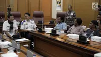 Wakil Gubernur DKI Jakarta Sandiaga Uno saat menemui perwakilan sopir angkot di Balai Kota, Jakarta, Rabu (31/1). Sopir meminta jalan Jatibaru dapat difungsikan kembali agar tidak menghalangi mereka mencari nafkah. (Liputan6.com/Arya Manggala)